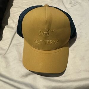 Arc’teryx tan and blue hat